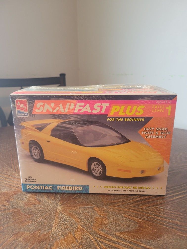 AMT Ertl #6154 SnapFast Plus Pontiac Firebird 1/25 Scale Model Kit New Sealed 