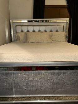 King the bedroom set for sale $900 OBO need gone ASAP