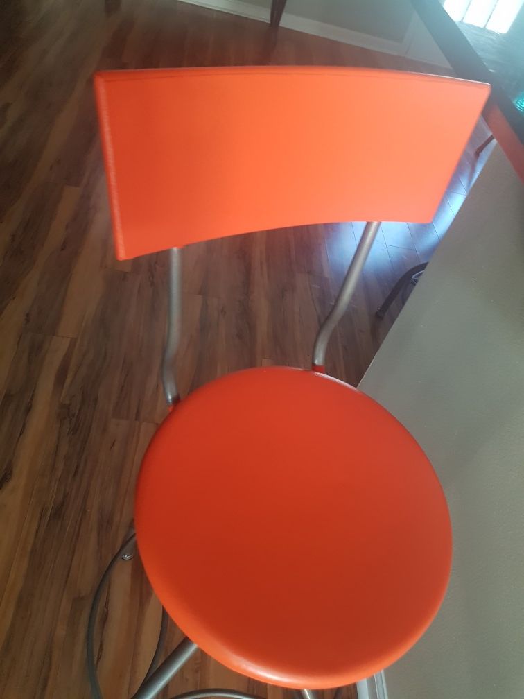 Swivel bar stool with adjustable height