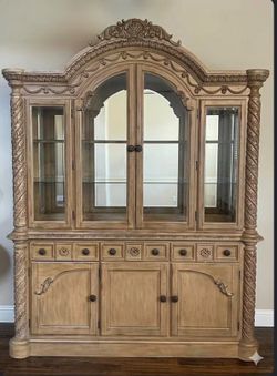 Vintage - Ashley Solid Wood, Ornate China/Buffet