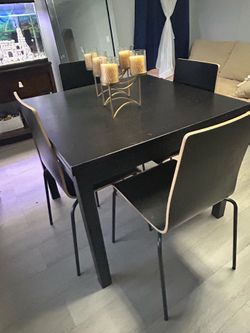 Extendable ikea table w/chairs