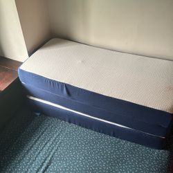 Tri-folding 6” foam mattress (size: full) Very Comfortable 