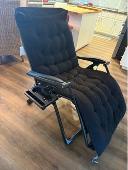 Basically new used after back surgery. Wide seat with cushion and cup tray. New around 100+ pick up in saugus. $50.00