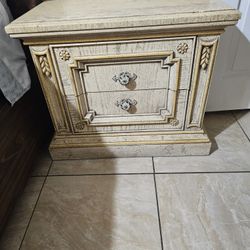 Whute Wash, 5 Piece Bedroom Set.. Solid Wood  Very Heavy!! 