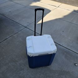 IGLOO LATITUDE 60QT ROLLER COOLER