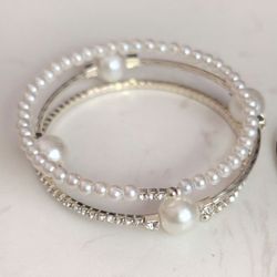 Silver Pearl Crystal Bracelet with a Vintage look Multi-Layer Pearl Beaded Sparkling Rhinestones