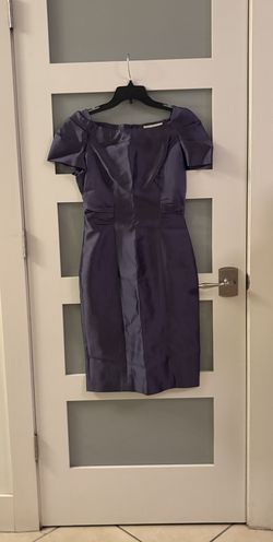 vestido de cóctel morado satinado de la marca COCA, similar a modelos con hombros decorados. tamaño 8