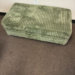 Storage ottoman with serving feature