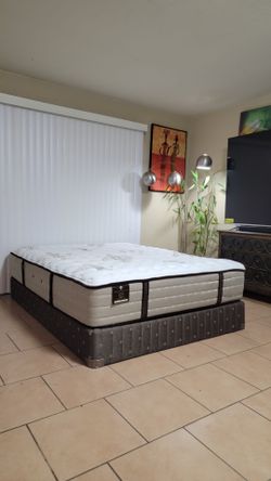 VERY NICE LIKE NEW QUEEN SIZE STEARNS AND FOSTER MATTRESS AND BOXSPRING FOR SALE! FREE DELIVERY