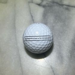 12 Golf Balls - V1s, Titleists