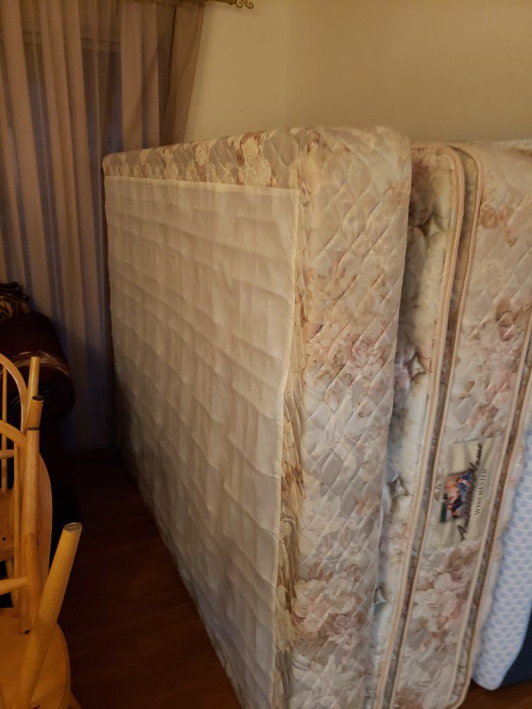 Queen size mattress and Box Spring Like new.