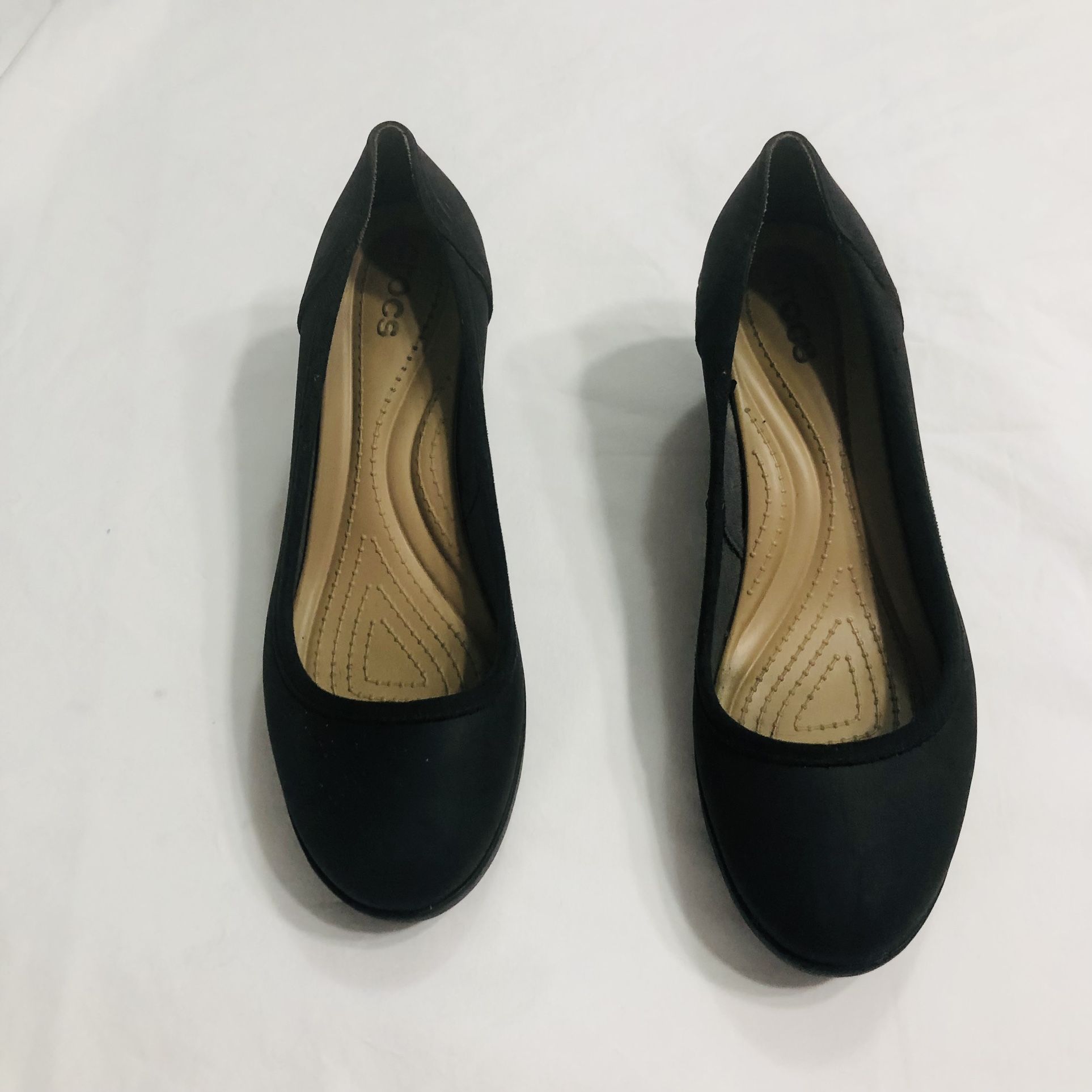 Crocs A-Leigh closed toe 3” wedge heels slip on closures Leather shoes color black . 8 W