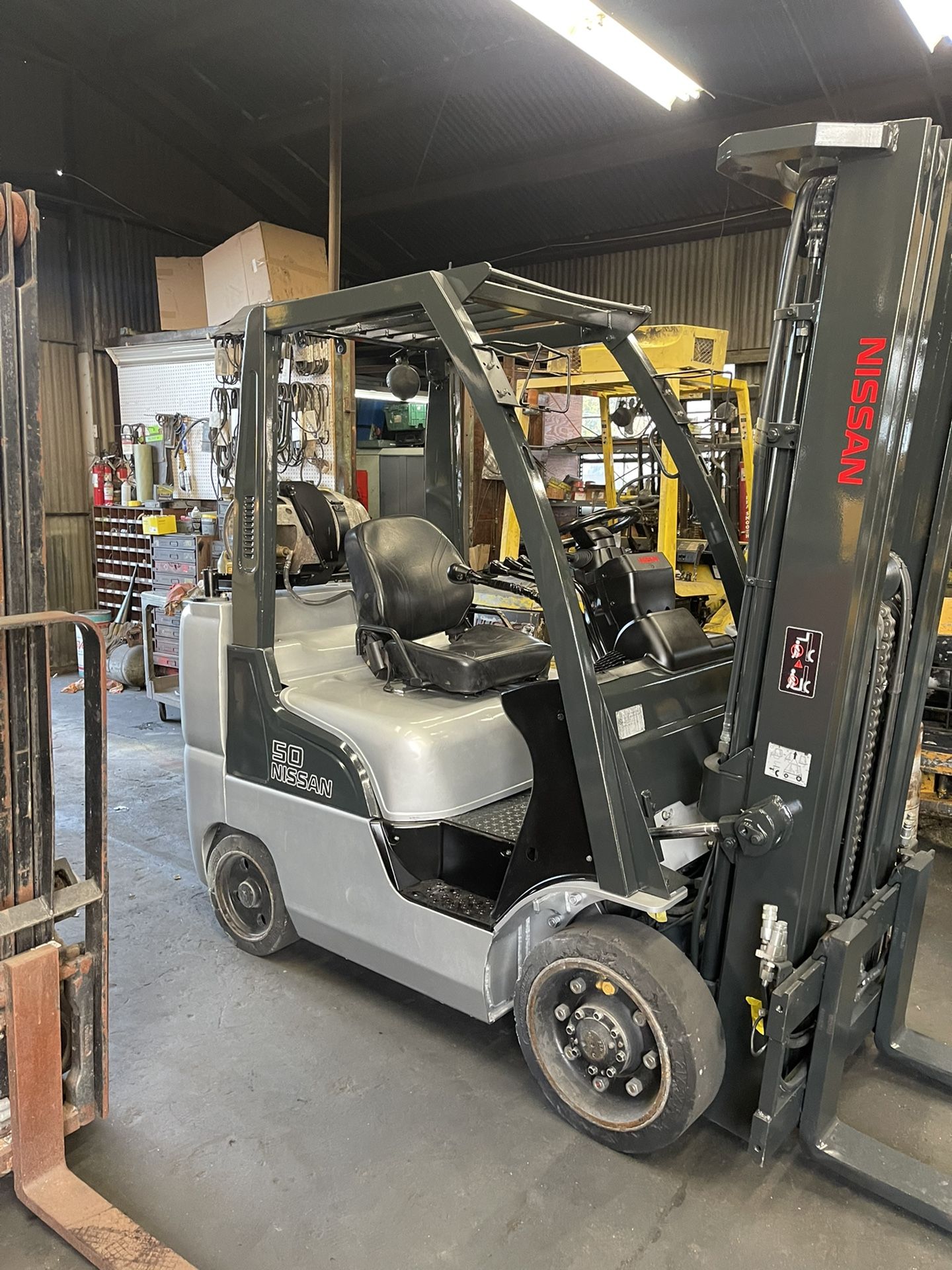 Nissan Forklift 5500 Lbs Triple Stage 