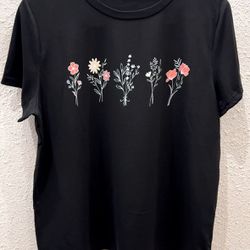 New. Women’s Size Large Floral Graphic Tee