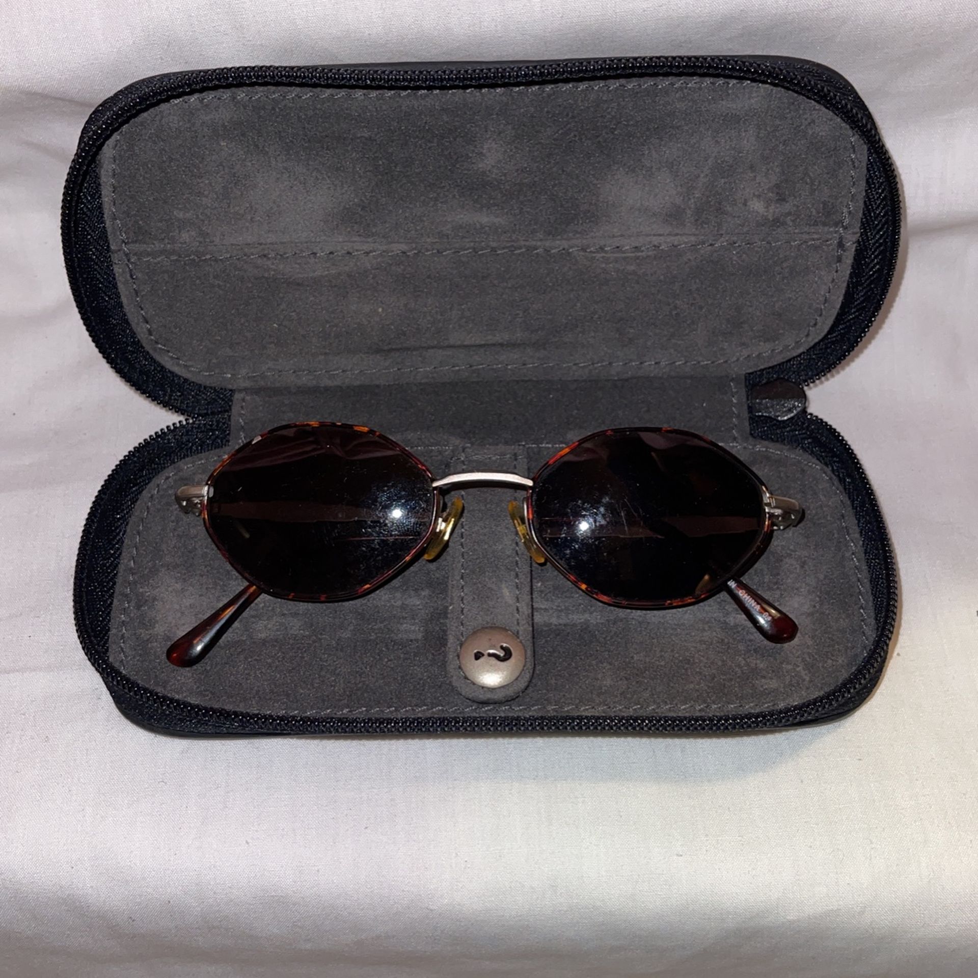 Guess sunglasses with case, please see all pictures