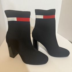 Estos son los botines tipo calcetín con tacón de bloque Tommy Jeans en color negro con detalles de la marca. 