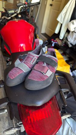 Black diamond Size 7 (fits Like A Size 6.5)