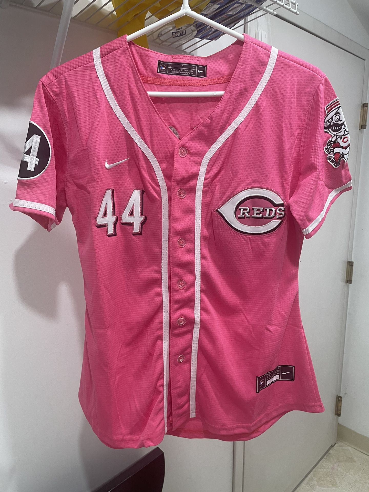 Ladies Pink Cincinnati Reds De La Cruz stitched jerseys in memory of Pete Rose on the sleeve