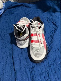 Kyrie basketball shoes size 10.5