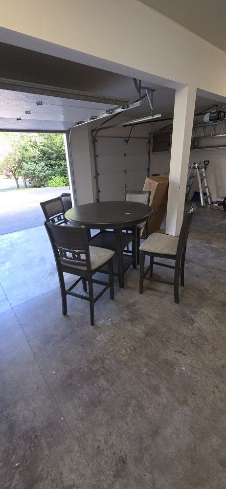  Breakfast Table