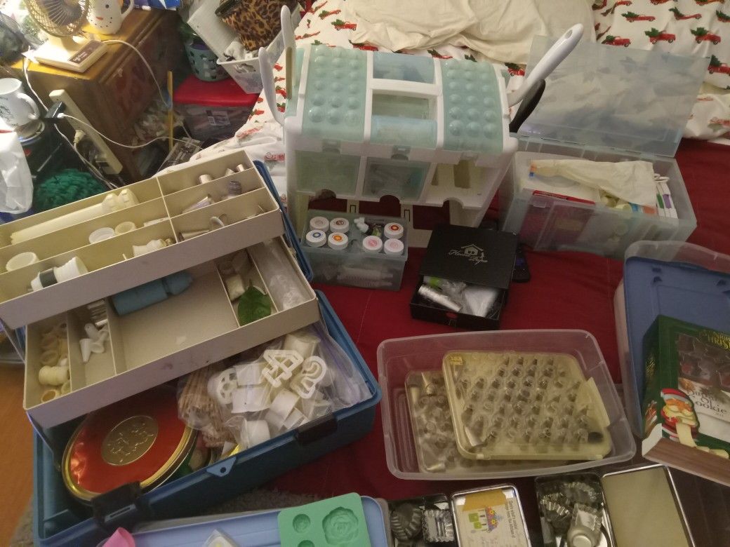 Lots Of Baking And Decorating Things For Cakes And Cookies