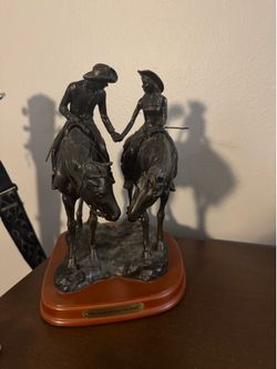 Pristine collectors statue. Discontinued.