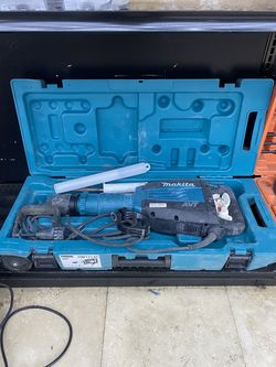 Makita HM1214C 27 lb. AVT® Demolition Hammer, accepts SDS-MAX
