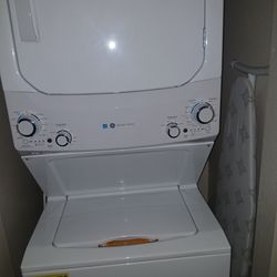 GE - 3.9 Cu. Ft. Top Load Washer and 5.9 Cu.Ft Gas Dryer Laundry Center