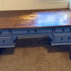 Solid Wood desk In Very Good Condition