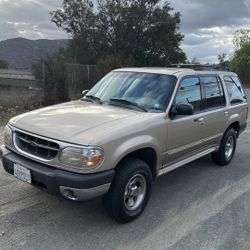 2000 Ford Explorer