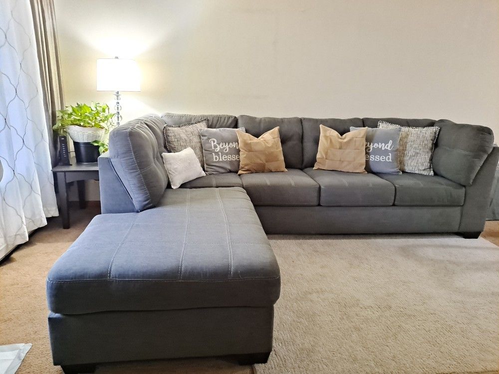 couches Ashley gray sectional, in excellent condition.