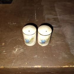 Vtg 1979 BLUEBIRD Fine Porcelain  Salt & Pepper Shakers Japan