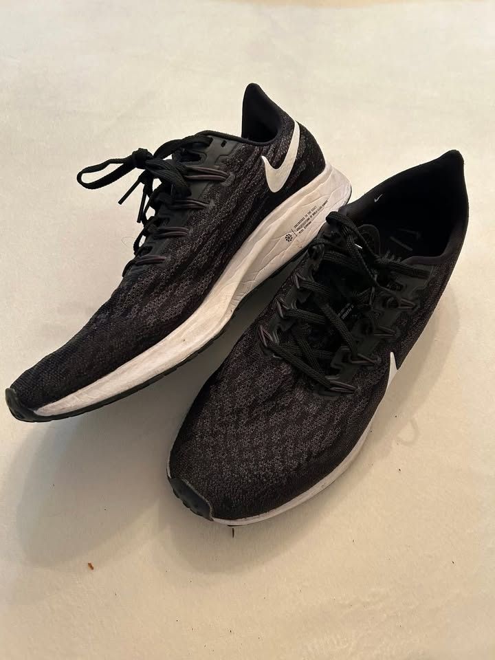 LIKE NEW Size 10 Nike Pegasus 36 Mens running shoes.
