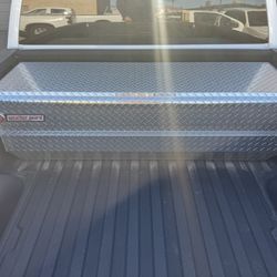 Weather guard toolbox, diamond plate flush underneath