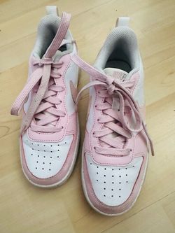 Nike Shoes size 4Y girls or 5-5.5W, used but still in very good condition