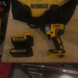 Dewalt 20v 1/4drive Impact W/2 Batteries And Bag