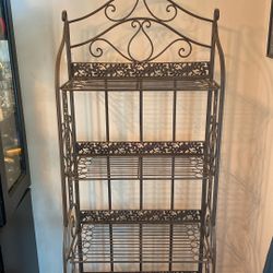 🪴 Elegant Metal Baker’s Rack / Display Shelf – Vintage Look! 