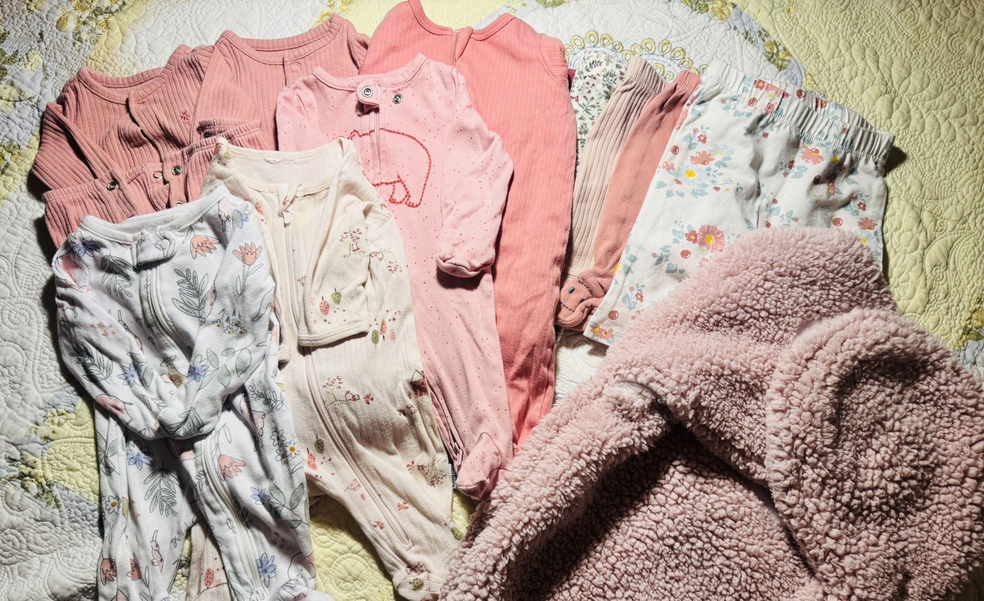 0-3 Months Babygirl Onesie Set! π (B)