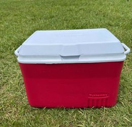 Rubbermaid cooler for sale 21.5 x 16 x 13.5 in /