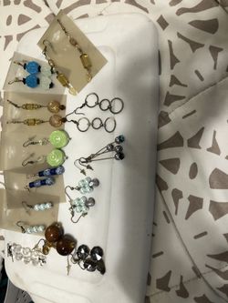 Aretes hechos a mano $2 cada uno