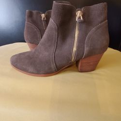 Size 7 M  Women's Boots Size 
