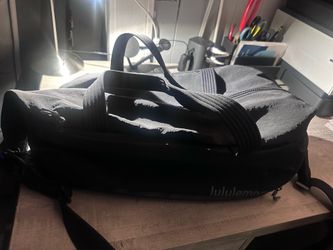 lululemon 20L Black Gym Duffel Bag Zip Closure Adjustable Strap LW9BRVS