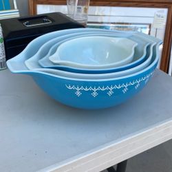 Pyrex “Snowflake” Vintage Set of 4 Bowls