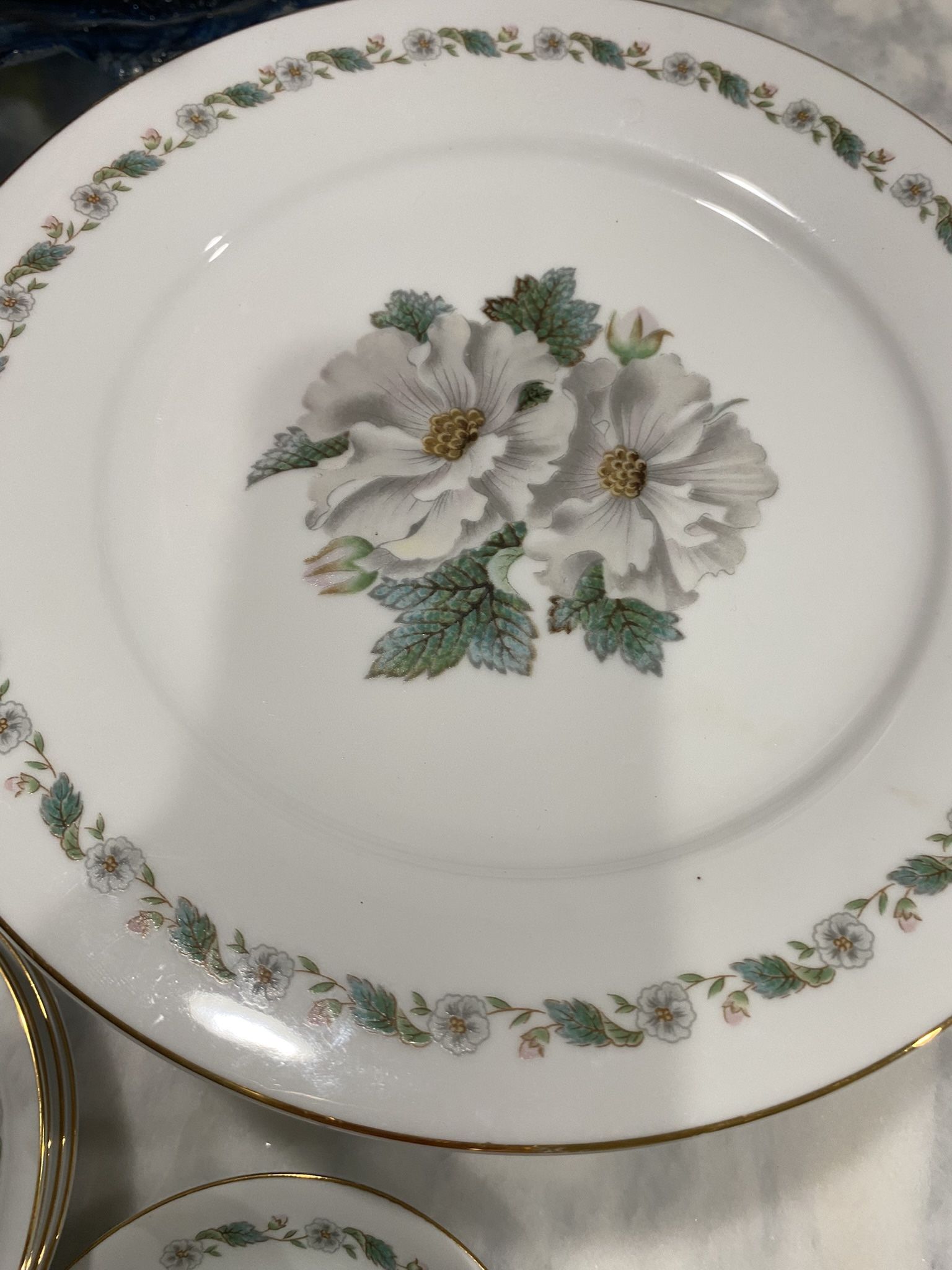44) Piece NORITAKE 5029 Magnolia china Soup Bowl Saucers Gravy Boat Plate Tea cup and saucers etc