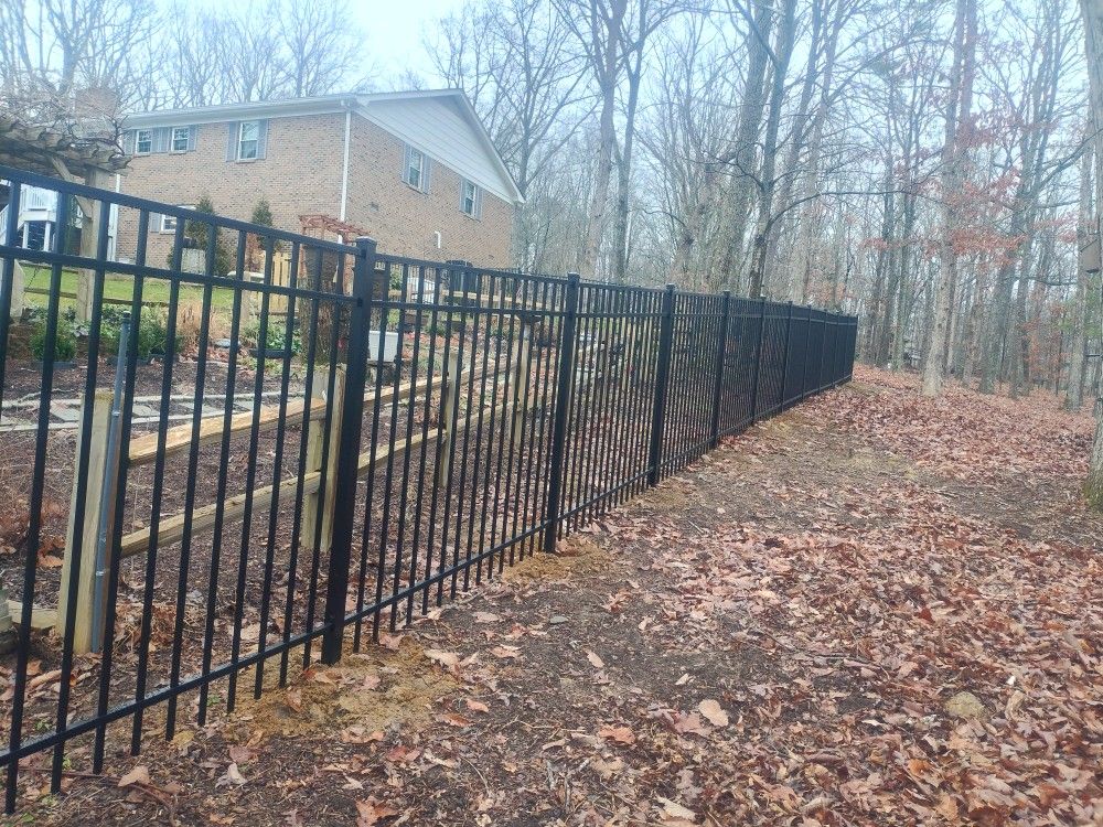 5 Ft Aluminum Flat Top Fencing And One 5 Ft Gate