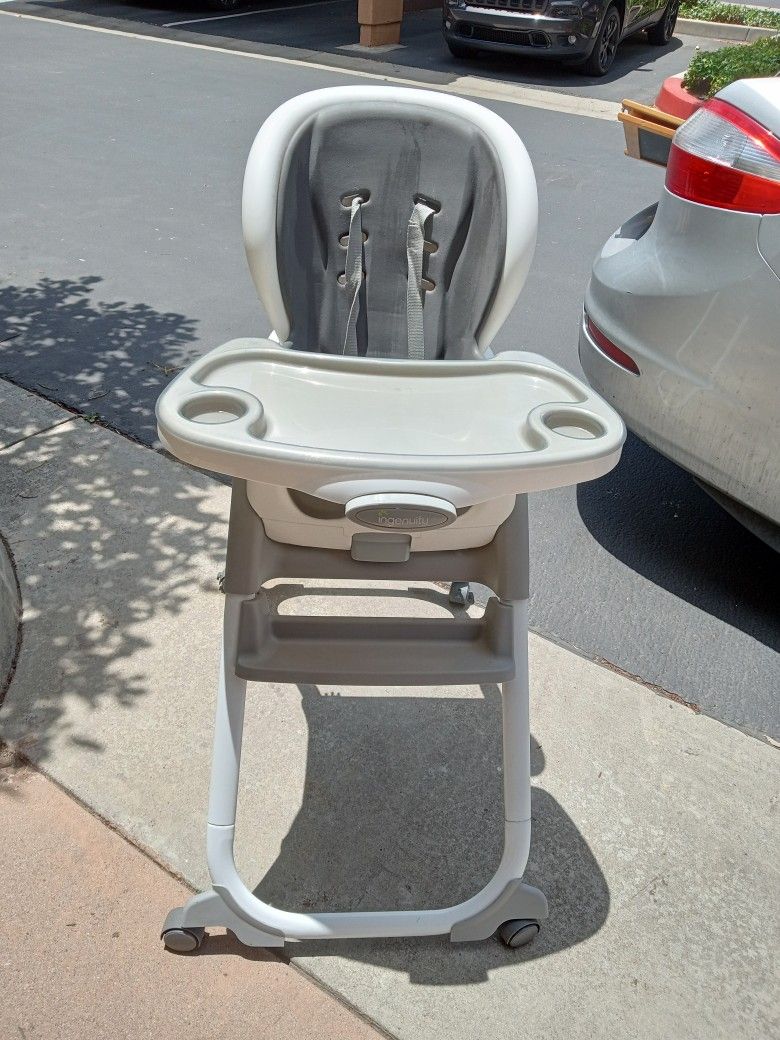 High Chairs -- 2--- Excellent Condition Portable
Graco $85. ; Kids II $50
See pictures.