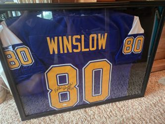 Framed autographed jersey of hofer kellen Winslow with certification