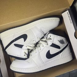 Nike Air Jordan 1  Mids 