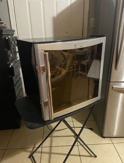 Magic Chef Mini Wine Cooler/ Refrigerador De Vino Mini (good Conditions/ Buena Condiciones) (details In Photos/ Detalles En Photos) 