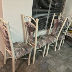 Kitchen Table W/ 4 Chairs.  fREE.  Like new 
